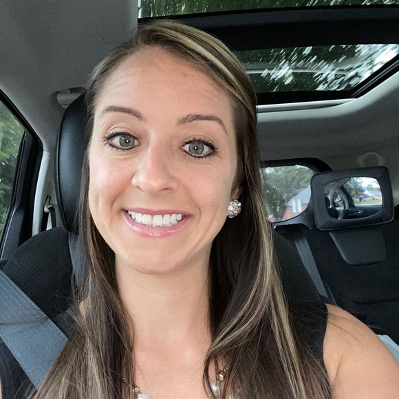 Meet your Poshmark Ambassador, Mallory - Picture 3 of 4